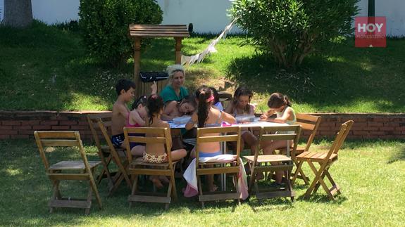 Pequeños disfrutando de la biblioteca en la piscina 