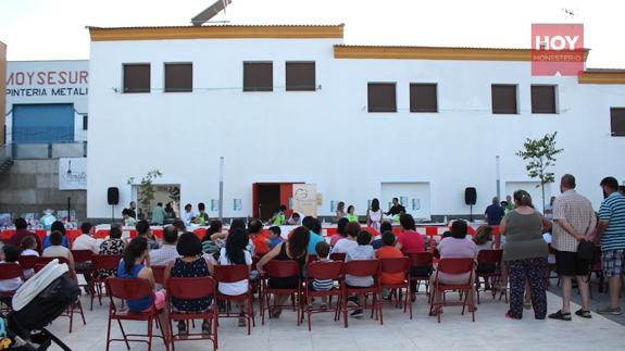 Plaza de las Moreras durante una actividad infantil, lugar donde tendrá lugar el cine 