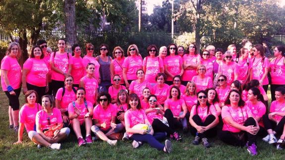 Vecinas de Monesterio durante una actividad contra el cáncer de mama 