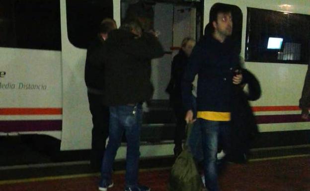Una nueva avería en un tren deja a decenas de pasajeros parados en mitad de la noche a la salida de Navalmoral