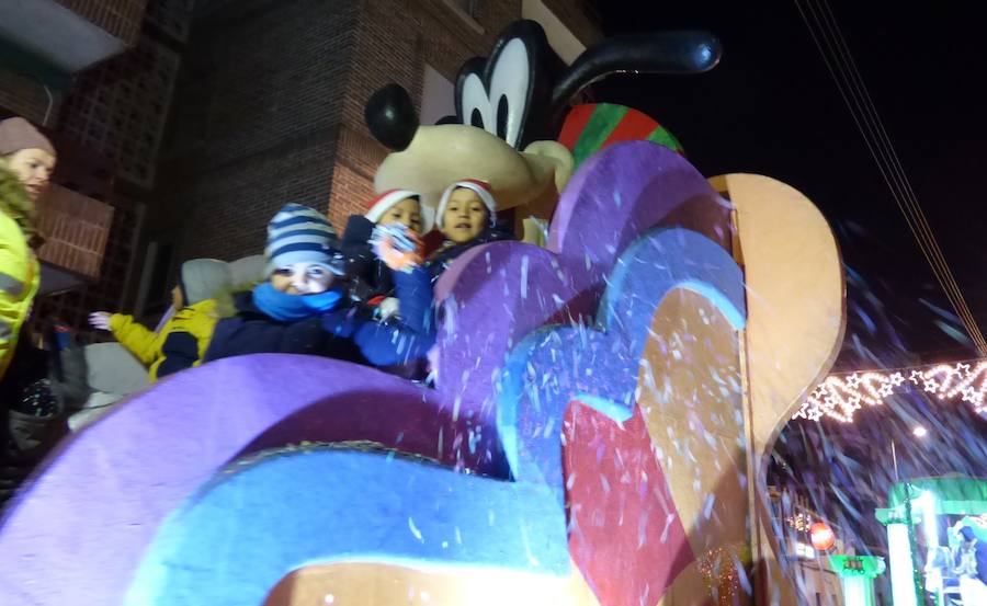 La Patrulla Canina, Tintín o Goofie, entre otros personajes populares, han acompañado a los Reyes Magos en su recorrido por las calles de Navalmoral en la cabalgata que cierra las actividades navideñas. A mitad del trayecto sus Majestades se han detenido en el belén viviente recreado por el grupo de coros y danzas El Encinar en la iglesia de San Andrés, con un bebé de dos meses como niño Jesús, y al final han recibido las llaves de la ciudad de manos de la alcaldesa y a los chavales que les han querido hacer llegar sus peticiones. 