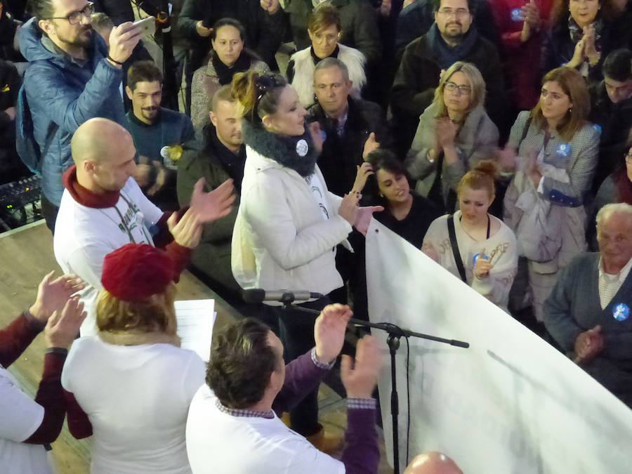 Los vecinos de Navalmoral y de buena parte de los municipios del Campo Arañuelo se echaron el jueves a la calle para pedir la continuidad de su principal motor económico, la central nuclear de Almaraz, en una concentración promovida por la Plataforma Ciudadana Vida que reunió entre 4.000 y 4.500 personas, según estimaciones de la Policía Local.