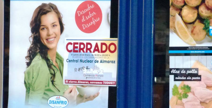 Los vecinos de Navalmoral y de buena parte de los municipios del Campo Arañuelo se echaron el jueves a la calle para pedir la continuidad de su principal motor económico, la central nuclear de Almaraz, en una concentración promovida por la Plataforma Ciudadana Vida que reunió entre 4.000 y 4.500 personas, según estimaciones de la Policía Local.