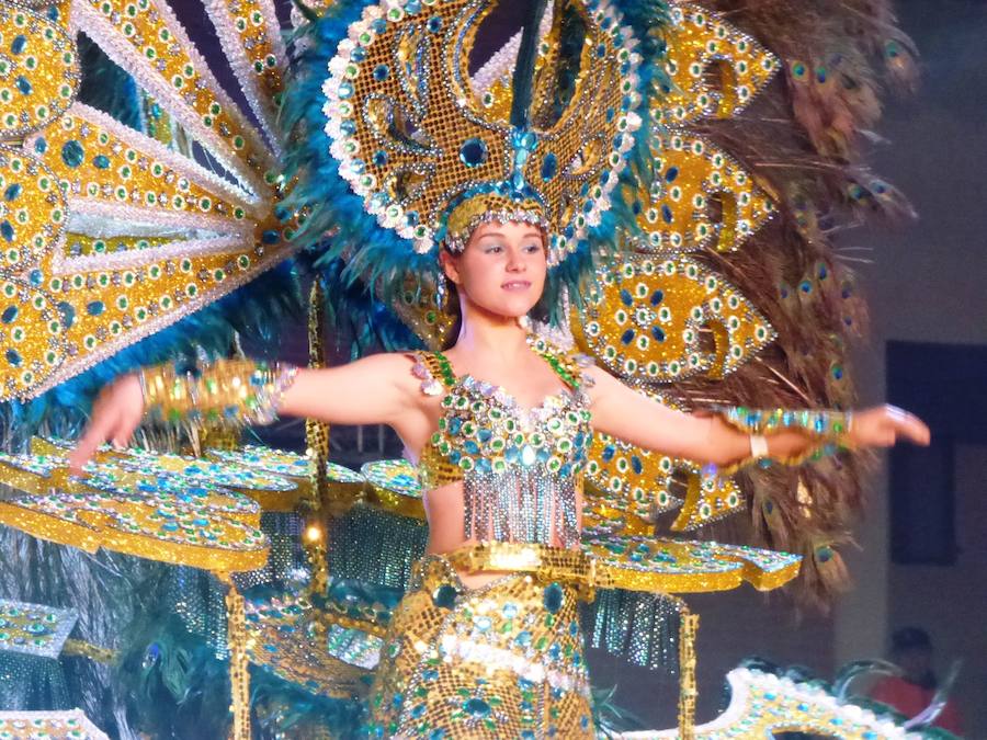 Carla Fraile en categoría infantil con 'Mi reflejo'; Sheila Mirasierra en juvenil con 'Calypso' y María Luisa Lamadrid en senior con 'Wimby Tamu', fueron elegidas reinas del Carnaval 2019 en la gala que se celebró en la tarde-noche del sábado en el pabellón polideportivo, que se quedó pequeño, con decenas de personas sin poder acceder al completarse el aforo. Más información en HOY. 