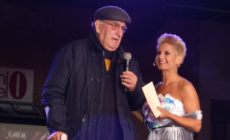 Carla Fraile en categoría infantil con 'Mi reflejo'; Sheila Mirasierra en juvenil con 'Calypso' y María Luisa Lamadrid en senior con 'Wimby Tamu', fueron elegidas reinas del Carnaval 2019 en la gala que se celebró en la tarde-noche del sábado en el pabellón polideportivo, que se quedó pequeño, con decenas de personas sin poder acceder al completarse el aforo. Más información en HOY. 