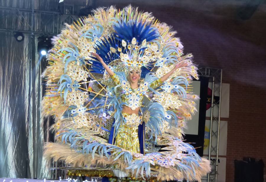 Carla Fraile en categoría infantil con 'Mi reflejo'; Sheila Mirasierra en juvenil con 'Calypso' y María Luisa Lamadrid en senior con 'Wimby Tamu', fueron elegidas reinas del Carnaval 2019 en la gala que se celebró en la tarde-noche del sábado en el pabellón polideportivo, que se quedó pequeño, con decenas de personas sin poder acceder al completarse el aforo. Más información en HOY. 