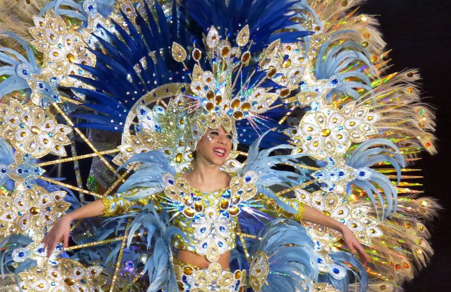 Carla Fraile en categoría infantil con 'Mi reflejo'; Sheila Mirasierra en juvenil con 'Calypso' y María Luisa Lamadrid en senior con 'Wimby Tamu', fueron elegidas reinas del Carnaval 2019 en la gala que se celebró en la tarde-noche del sábado en el pabellón polideportivo, que se quedó pequeño, con decenas de personas sin poder acceder al completarse el aforo. Más información en HOY. 