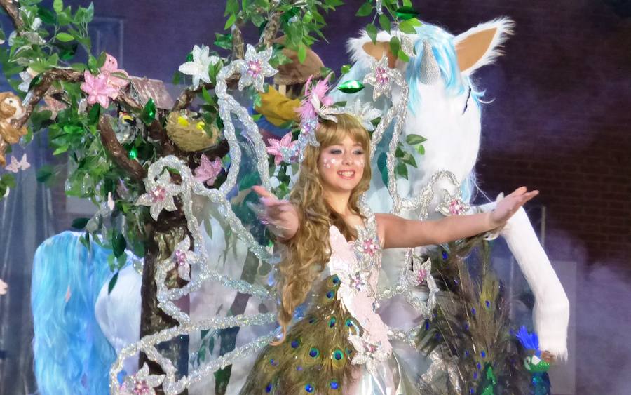 Carla Fraile en categoría infantil con 'Mi reflejo'; Sheila Mirasierra en juvenil con 'Calypso' y María Luisa Lamadrid en senior con 'Wimby Tamu', fueron elegidas reinas del Carnaval 2019 en la gala que se celebró en la tarde-noche del sábado en el pabellón polideportivo, que se quedó pequeño, con decenas de personas sin poder acceder al completarse el aforo. Más información en HOY. 