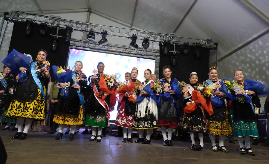 El emotivo pregón que ofreció en la noche del viernes Cristina Carrasco, con la inestimable colaboración de su prima Cristina Camacho, abrió oficialmente el Carnaval, en un acto que se completó con la coronación de las reinas -Carla Fraile, Sheila Mirasierra y María Luisa Lamadrid- y la actuación de la murga Faratabailes.