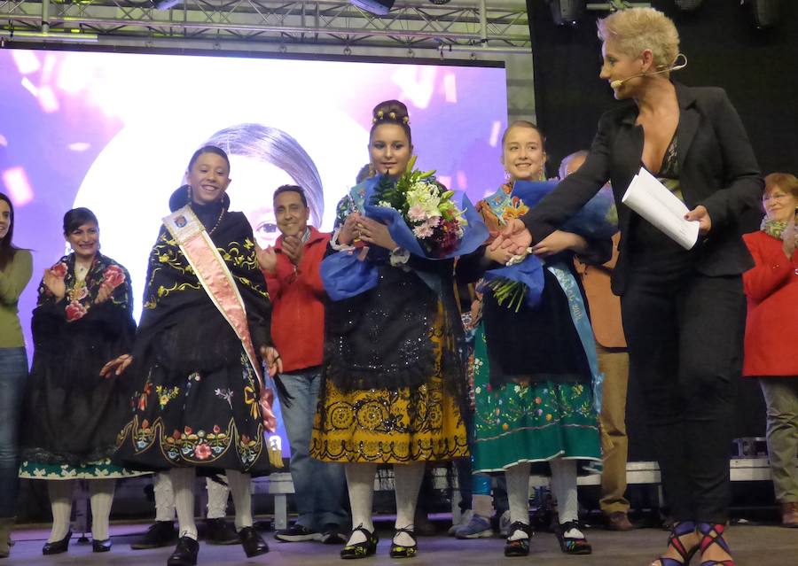 El emotivo pregón que ofreció en la noche del viernes Cristina Carrasco, con la inestimable colaboración de su prima Cristina Camacho, abrió oficialmente el Carnaval, en un acto que se completó con la coronación de las reinas -Carla Fraile, Sheila Mirasierra y María Luisa Lamadrid- y la actuación de la murga Faratabailes.