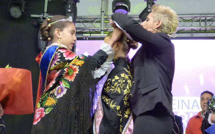 El emotivo pregón que ofreció en la noche del viernes Cristina Carrasco, con la inestimable colaboración de su prima Cristina Camacho, abrió oficialmente el Carnaval, en un acto que se completó con la coronación de las reinas -Carla Fraile, Sheila Mirasierra y María Luisa Lamadrid- y la actuación de la murga Faratabailes.