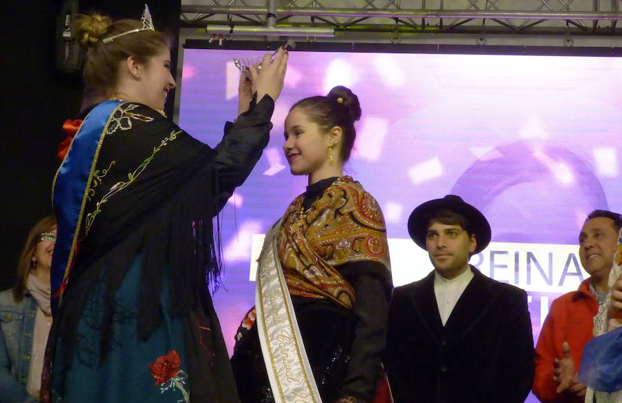 El emotivo pregón que ofreció en la noche del viernes Cristina Carrasco, con la inestimable colaboración de su prima Cristina Camacho, abrió oficialmente el Carnaval, en un acto que se completó con la coronación de las reinas -Carla Fraile, Sheila Mirasierra y María Luisa Lamadrid- y la actuación de la murga Faratabailes.