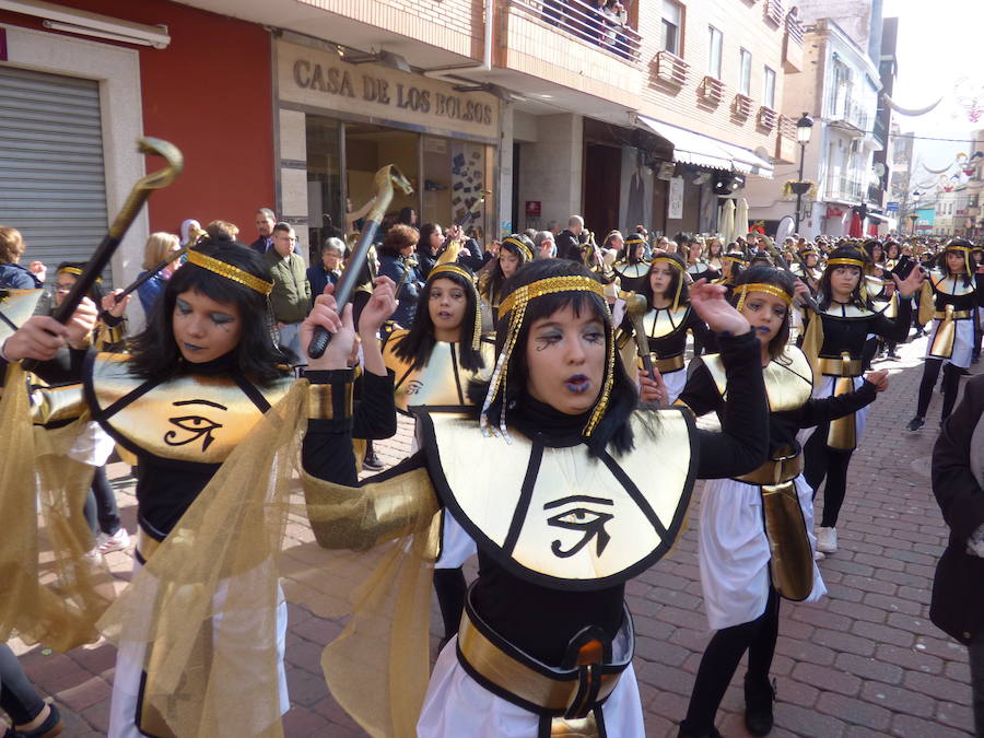 El Carnaval tuvo un inicio multitudinario y colorista con el desfile estudiantil que recorrió el centro de Navalmoral en la mañana del viernes, tanto por el número de participantes, alrededor de 1.300, como de espectadores en las calles. Tomaron parte alumnos y docentes de los colegios Almanzor y El Pozón, usuarios del Taller Ocupacional y estudiantes de los institutos Augustóbriga, Zurbarán y Albalat.