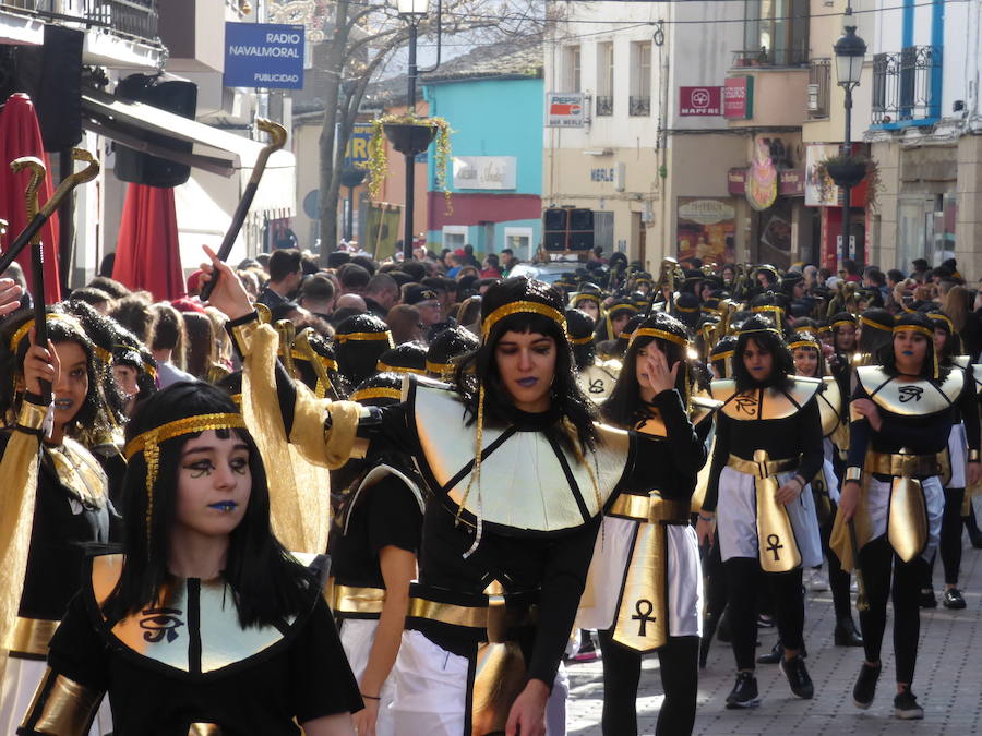 El Carnaval tuvo un inicio multitudinario y colorista con el desfile estudiantil que recorrió el centro de Navalmoral en la mañana del viernes, tanto por el número de participantes, alrededor de 1.300, como de espectadores en las calles. Tomaron parte alumnos y docentes de los colegios Almanzor y El Pozón, usuarios del Taller Ocupacional y estudiantes de los institutos Augustóbriga, Zurbarán y Albalat.