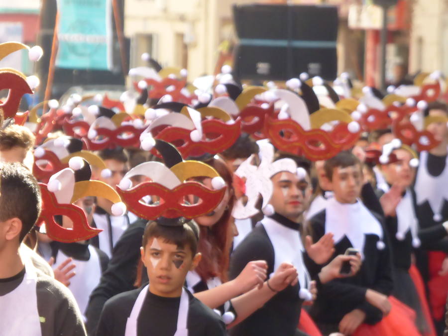 El Carnaval tuvo un inicio multitudinario y colorista con el desfile estudiantil que recorrió el centro de Navalmoral en la mañana del viernes, tanto por el número de participantes, alrededor de 1.300, como de espectadores en las calles. Tomaron parte alumnos y docentes de los colegios Almanzor y El Pozón, usuarios del Taller Ocupacional y estudiantes de los institutos Augustóbriga, Zurbarán y Albalat.