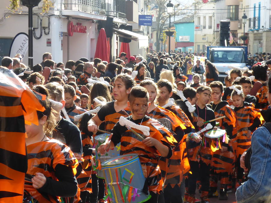 El Carnaval tuvo un inicio multitudinario y colorista con el desfile estudiantil que recorrió el centro de Navalmoral en la mañana del viernes, tanto por el número de participantes, alrededor de 1.300, como de espectadores en las calles. Tomaron parte alumnos y docentes de los colegios Almanzor y El Pozón, usuarios del Taller Ocupacional y estudiantes de los institutos Augustóbriga, Zurbarán y Albalat.