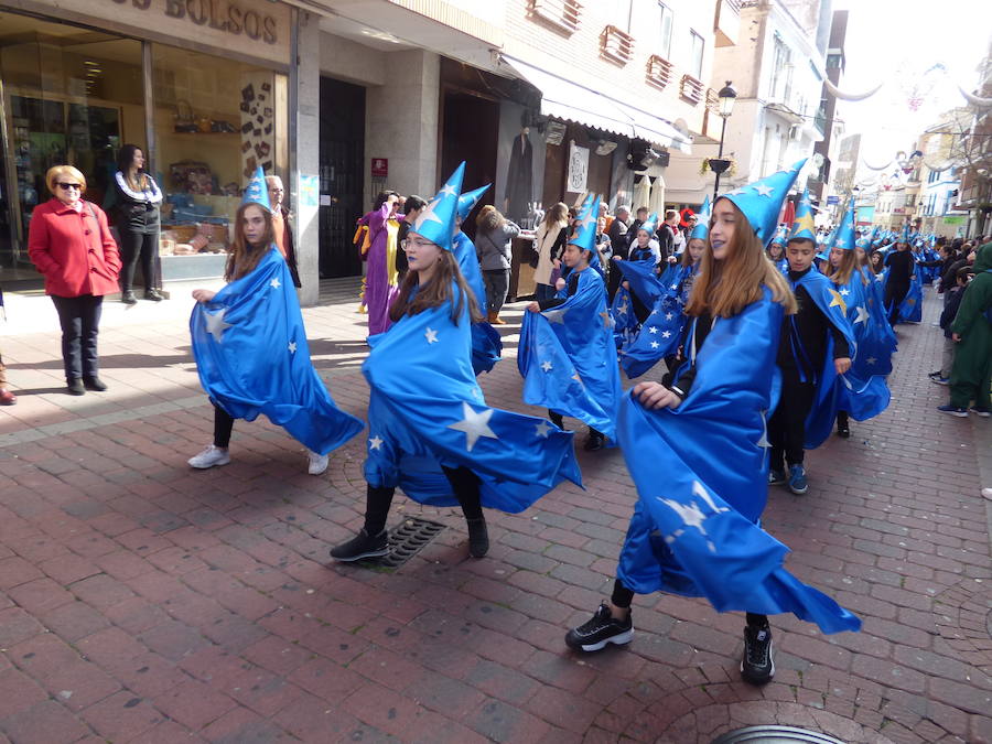 El Carnaval tuvo un inicio multitudinario y colorista con el desfile estudiantil que recorrió el centro de Navalmoral en la mañana del viernes, tanto por el número de participantes, alrededor de 1.300, como de espectadores en las calles. Tomaron parte alumnos y docentes de los colegios Almanzor y El Pozón, usuarios del Taller Ocupacional y estudiantes de los institutos Augustóbriga, Zurbarán y Albalat.