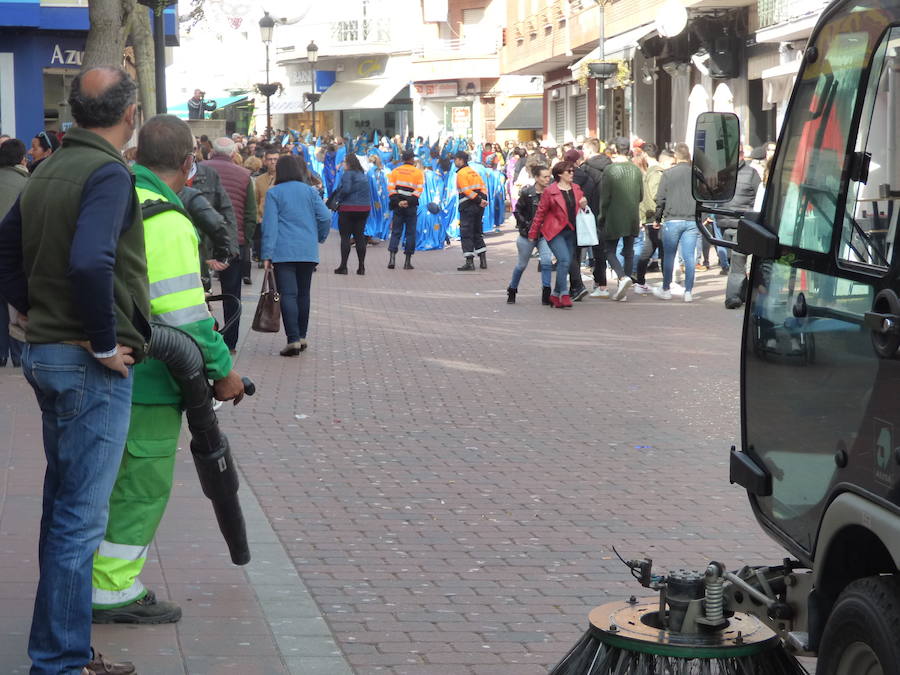 El Carnaval tuvo un inicio multitudinario y colorista con el desfile estudiantil que recorrió el centro de Navalmoral en la mañana del viernes, tanto por el número de participantes, alrededor de 1.300, como de espectadores en las calles. Tomaron parte alumnos y docentes de los colegios Almanzor y El Pozón, usuarios del Taller Ocupacional y estudiantes de los institutos Augustóbriga, Zurbarán y Albalat.