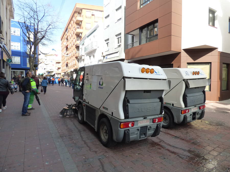 El Carnaval tuvo un inicio multitudinario y colorista con el desfile estudiantil que recorrió el centro de Navalmoral en la mañana del viernes, tanto por el número de participantes, alrededor de 1.300, como de espectadores en las calles. Tomaron parte alumnos y docentes de los colegios Almanzor y El Pozón, usuarios del Taller Ocupacional y estudiantes de los institutos Augustóbriga, Zurbarán y Albalat.