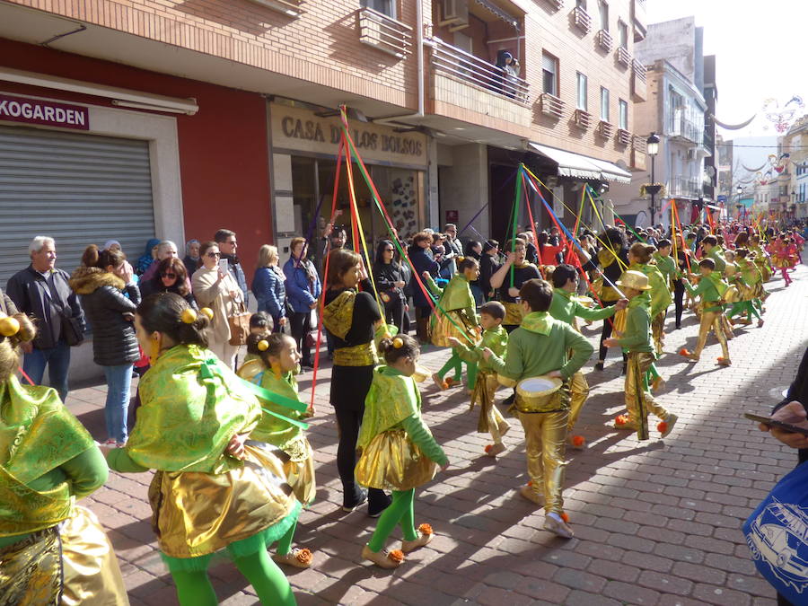 El Carnaval tuvo un inicio multitudinario y colorista con el desfile estudiantil que recorrió el centro de Navalmoral en la mañana del viernes, tanto por el número de participantes, alrededor de 1.300, como de espectadores en las calles. Tomaron parte alumnos y docentes de los colegios Almanzor y El Pozón, usuarios del Taller Ocupacional y estudiantes de los institutos Augustóbriga, Zurbarán y Albalat.