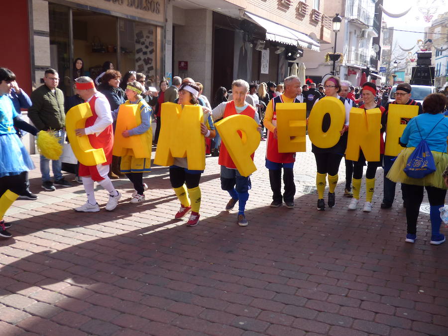 El Carnaval tuvo un inicio multitudinario y colorista con el desfile estudiantil que recorrió el centro de Navalmoral en la mañana del viernes, tanto por el número de participantes, alrededor de 1.300, como de espectadores en las calles. Tomaron parte alumnos y docentes de los colegios Almanzor y El Pozón, usuarios del Taller Ocupacional y estudiantes de los institutos Augustóbriga, Zurbarán y Albalat.