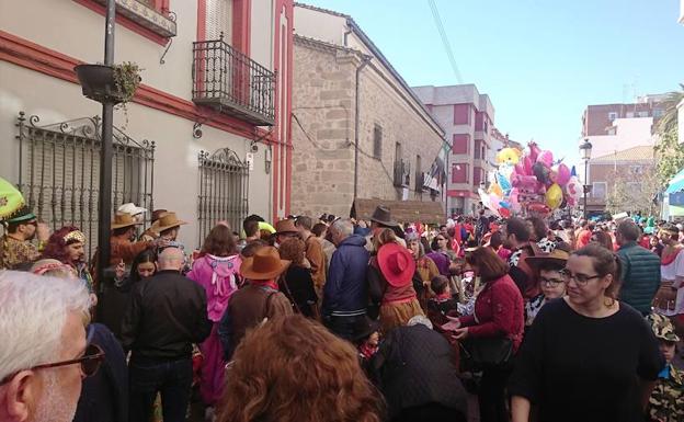 Carrozas, comparsas, batucada y la música de King África