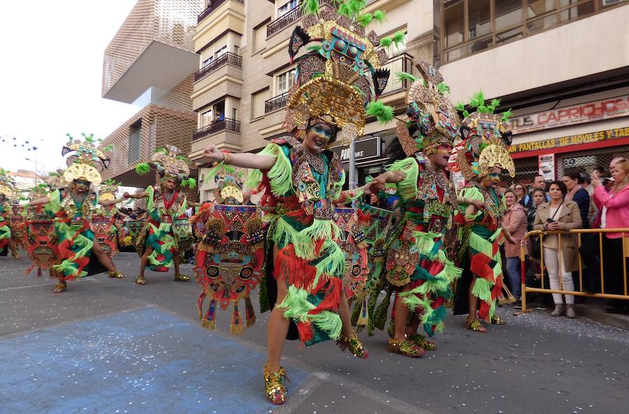 Al ritmo, el colorido y la imaginación habituales en el desfile de carrozas y comparsas del Carnaval de Navalmoral, el Carnavalmoral, se ha unido este año, desde distintos puntos de vista, la reivindicación del tren digno, dentro y fuera del recorrido. Este es un breve resumen fotográfico del mismo.