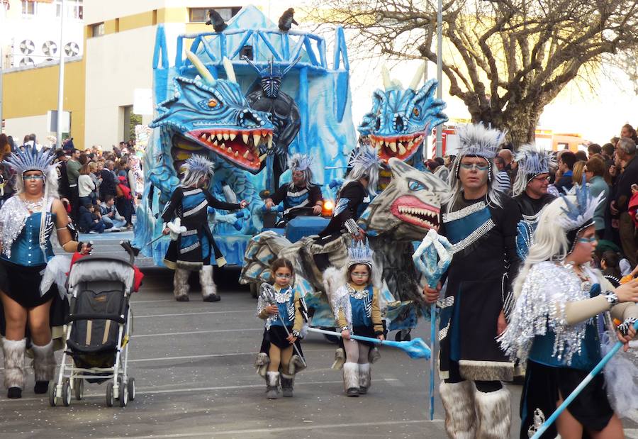 Al ritmo, el colorido y la imaginación habituales en el desfile de carrozas y comparsas del Carnaval de Navalmoral, el Carnavalmoral, se ha unido este año, desde distintos puntos de vista, la reivindicación del tren digno, dentro y fuera del recorrido. Este es un breve resumen fotográfico del mismo.