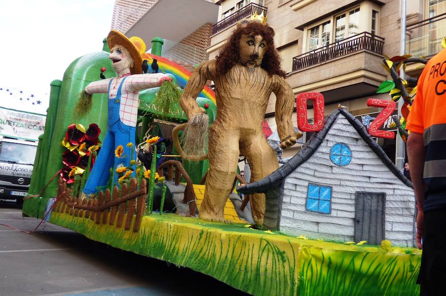 Al ritmo, el colorido y la imaginación habituales en el desfile de carrozas y comparsas del Carnaval de Navalmoral, el Carnavalmoral, se ha unido este año, desde distintos puntos de vista, la reivindicación del tren digno, dentro y fuera del recorrido. Este es un breve resumen fotográfico del mismo.
