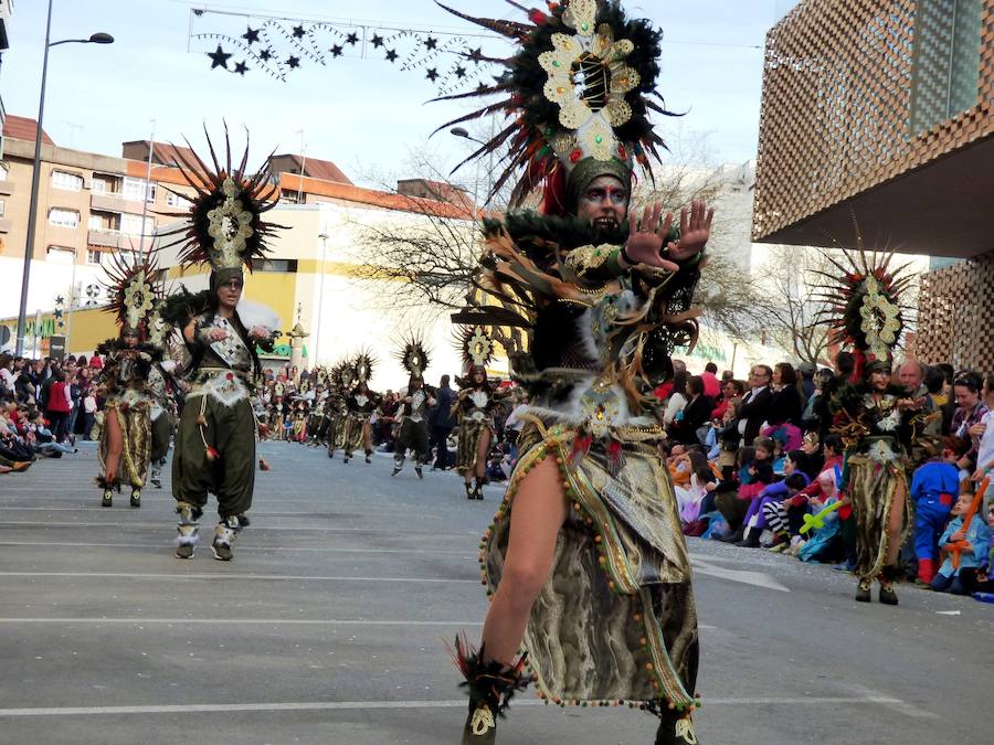 Al ritmo, el colorido y la imaginación habituales en el desfile de carrozas y comparsas del Carnaval de Navalmoral, el Carnavalmoral, se ha unido este año, desde distintos puntos de vista, la reivindicación del tren digno, dentro y fuera del recorrido. Este es un breve resumen fotográfico del mismo.