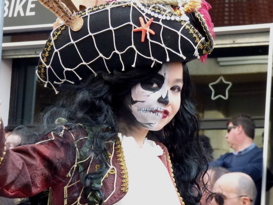 Al ritmo, el colorido y la imaginación habituales en el desfile de carrozas y comparsas del Carnaval de Navalmoral, el Carnavalmoral, se ha unido este año, desde distintos puntos de vista, la reivindicación del tren digno, dentro y fuera del recorrido. Este es un breve resumen fotográfico del mismo.