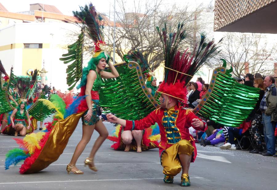 Al ritmo, el colorido y la imaginación habituales en el desfile de carrozas y comparsas del Carnaval de Navalmoral, el Carnavalmoral, se ha unido este año, desde distintos puntos de vista, la reivindicación del tren digno, dentro y fuera del recorrido. Este es un breve resumen fotográfico del mismo.