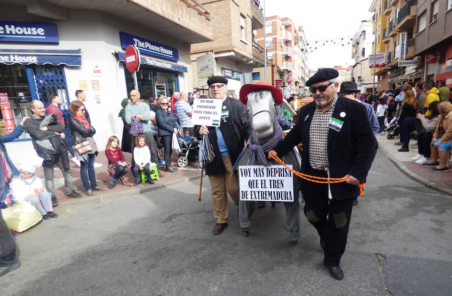 Al ritmo, el colorido y la imaginación habituales en el desfile de carrozas y comparsas del Carnaval de Navalmoral, el Carnavalmoral, se ha unido este año, desde distintos puntos de vista, la reivindicación del tren digno, dentro y fuera del recorrido. Este es un breve resumen fotográfico del mismo.