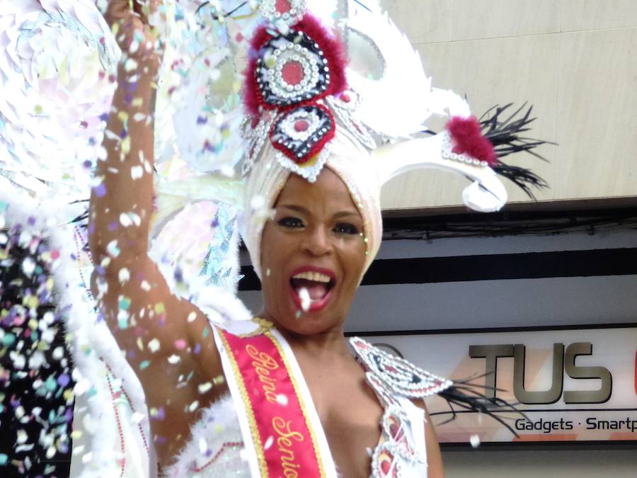 Al ritmo, el colorido y la imaginación habituales en el desfile de carrozas y comparsas del Carnaval de Navalmoral, el Carnavalmoral, se ha unido este año, desde distintos puntos de vista, la reivindicación del tren digno, dentro y fuera del recorrido. Este es un breve resumen fotográfico del mismo.