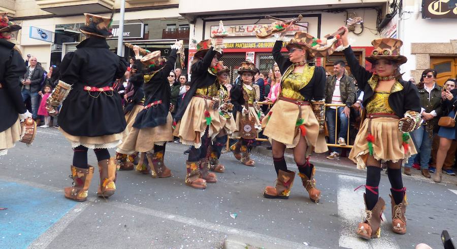 Al ritmo, el colorido y la imaginación habituales en el desfile de carrozas y comparsas del Carnaval de Navalmoral, el Carnavalmoral, se ha unido este año, desde distintos puntos de vista, la reivindicación del tren digno, dentro y fuera del recorrido. Este es un breve resumen fotográfico del mismo.