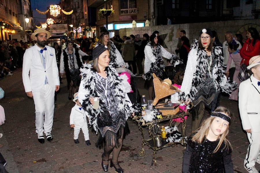 En los días de Carnaval, hemos dedicado galerías fotográficas al desfile estudiantil, al pregón y la coronación de las reinas, al 'Cómete el Carnavalmoral por una pata' y, por supuesto, al desfile de carrozas y comparsas. Pero Miguel Camacho no quería que nos olvidásemos del pasacalles. Ésta es una pequeña selección de las numerosas imágenes que dejó el multitudinario recorrido.