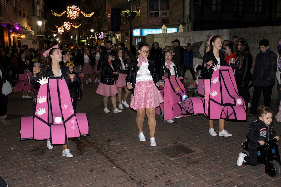 En los días de Carnaval, hemos dedicado galerías fotográficas al desfile estudiantil, al pregón y la coronación de las reinas, al 'Cómete el Carnavalmoral por una pata' y, por supuesto, al desfile de carrozas y comparsas. Pero Miguel Camacho no quería que nos olvidásemos del pasacalles. Ésta es una pequeña selección de las numerosas imágenes que dejó el multitudinario recorrido.