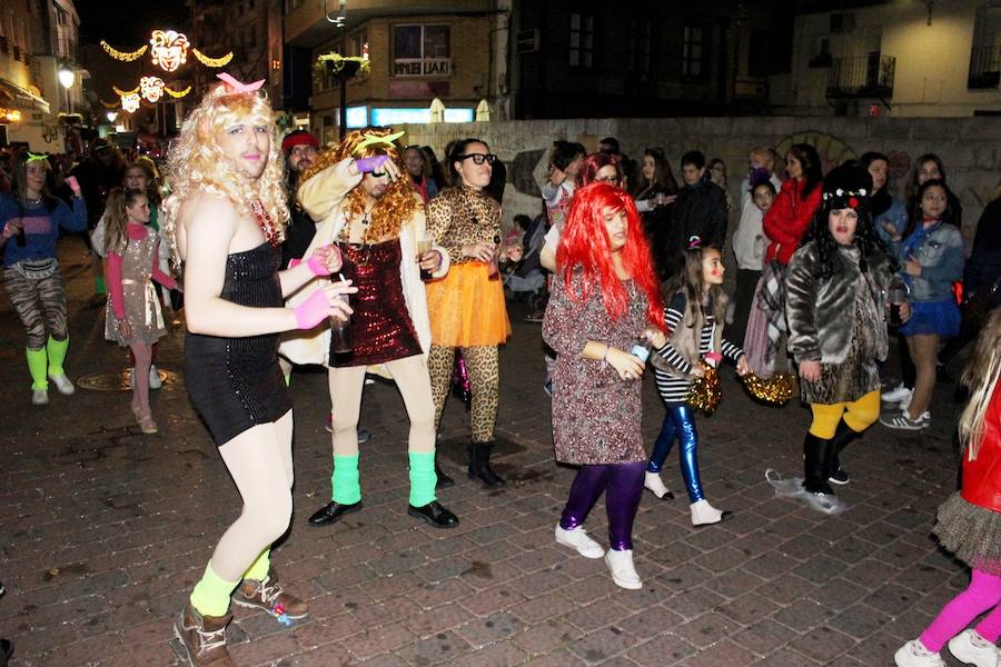 En los días de Carnaval, hemos dedicado galerías fotográficas al desfile estudiantil, al pregón y la coronación de las reinas, al 'Cómete el Carnavalmoral por una pata' y, por supuesto, al desfile de carrozas y comparsas. Pero Miguel Camacho no quería que nos olvidásemos del pasacalles. Ésta es una pequeña selección de las numerosas imágenes que dejó el multitudinario recorrido.
