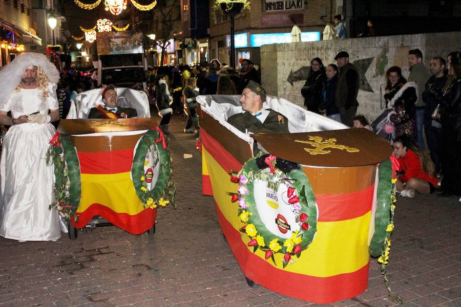 En los días de Carnaval, hemos dedicado galerías fotográficas al desfile estudiantil, al pregón y la coronación de las reinas, al 'Cómete el Carnavalmoral por una pata' y, por supuesto, al desfile de carrozas y comparsas. Pero Miguel Camacho no quería que nos olvidásemos del pasacalles. Ésta es una pequeña selección de las numerosas imágenes que dejó el multitudinario recorrido.
