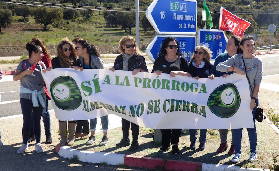 Mujeres a las puertas de la central 