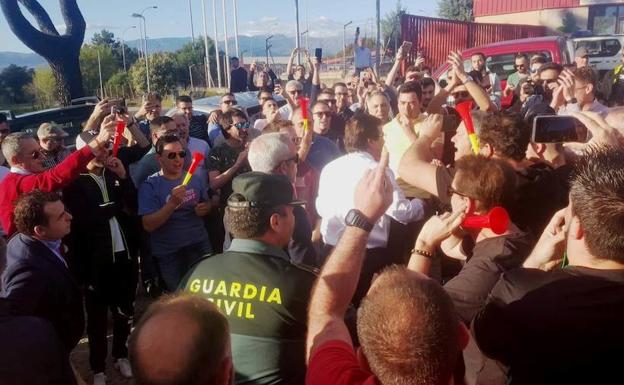 Fernández Vara se abre paso entre los trabajadores que le esperaban 