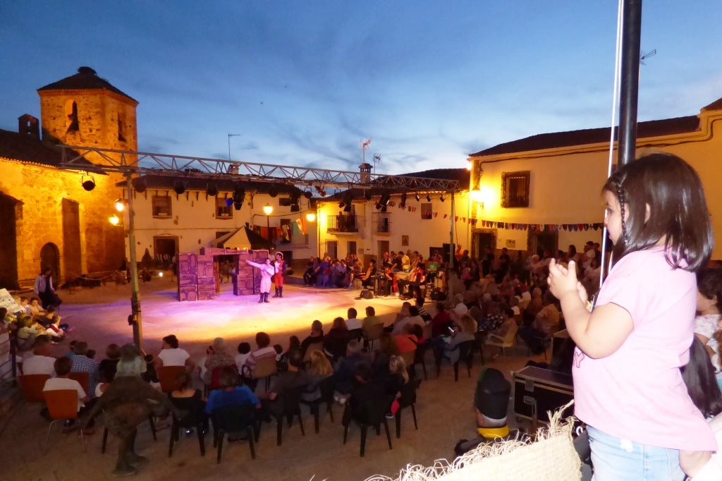 Representación teatral en la plaza 