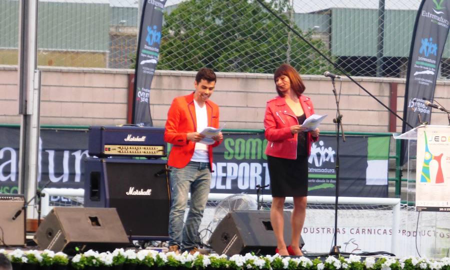 Después de conocer y acomodarse en la que será su residencia hasta el viernes, el pabellón Antonio Jara, y de tomar parte en las primeras actividades programadas, los participantes en la convivencia final de los XXXV Jedes, los Juegos Extremeños del Deporte Especial, se trasladaron al campo municipal de deportes para ser protagonistas de una gala inaugural muy emotiva plena de colorido, música y animación. Al inicio se guardó un minuto de silencio por la mujer que falleció horas antes atropellada por un tren.