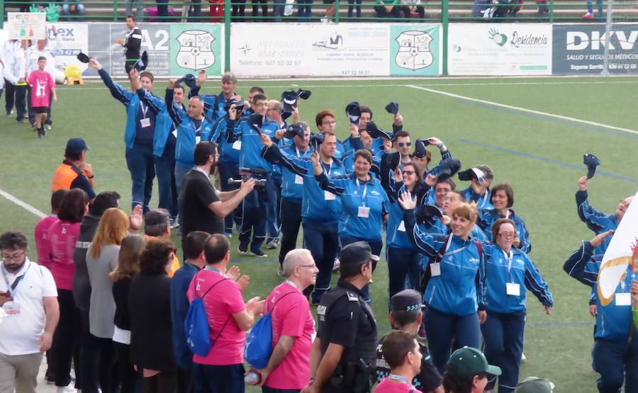 Después de conocer y acomodarse en la que será su residencia hasta el viernes, el pabellón Antonio Jara, y de tomar parte en las primeras actividades programadas, los participantes en la convivencia final de los XXXV Jedes, los Juegos Extremeños del Deporte Especial, se trasladaron al campo municipal de deportes para ser protagonistas de una gala inaugural muy emotiva plena de colorido, música y animación. Al inicio se guardó un minuto de silencio por la mujer que falleció horas antes atropellada por un tren.