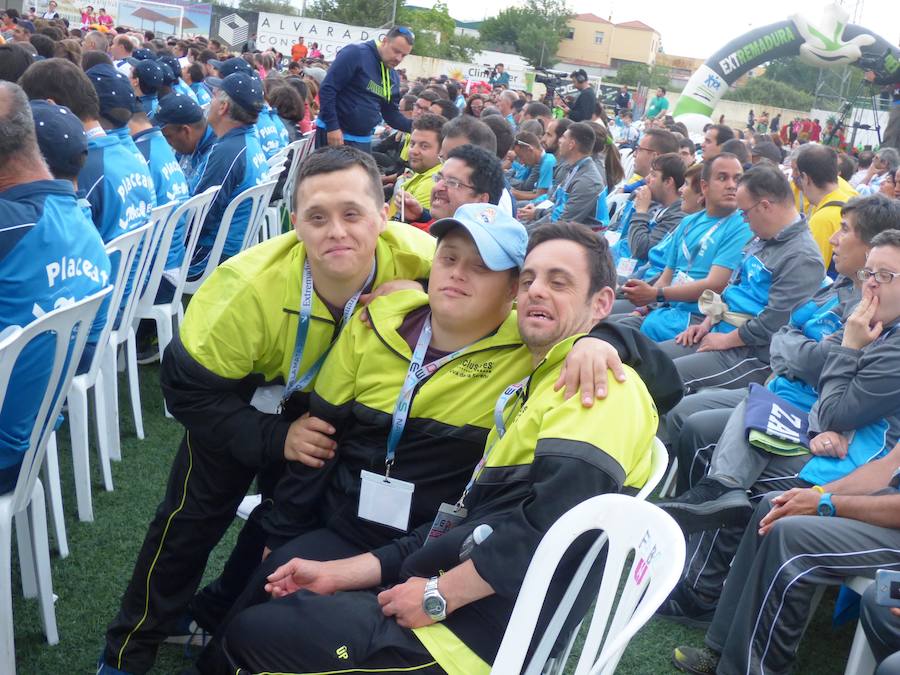 Después de conocer y acomodarse en la que será su residencia hasta el viernes, el pabellón Antonio Jara, y de tomar parte en las primeras actividades programadas, los participantes en la convivencia final de los XXXV Jedes, los Juegos Extremeños del Deporte Especial, se trasladaron al campo municipal de deportes para ser protagonistas de una gala inaugural muy emotiva plena de colorido, música y animación. Al inicio se guardó un minuto de silencio por la mujer que falleció horas antes atropellada por un tren.