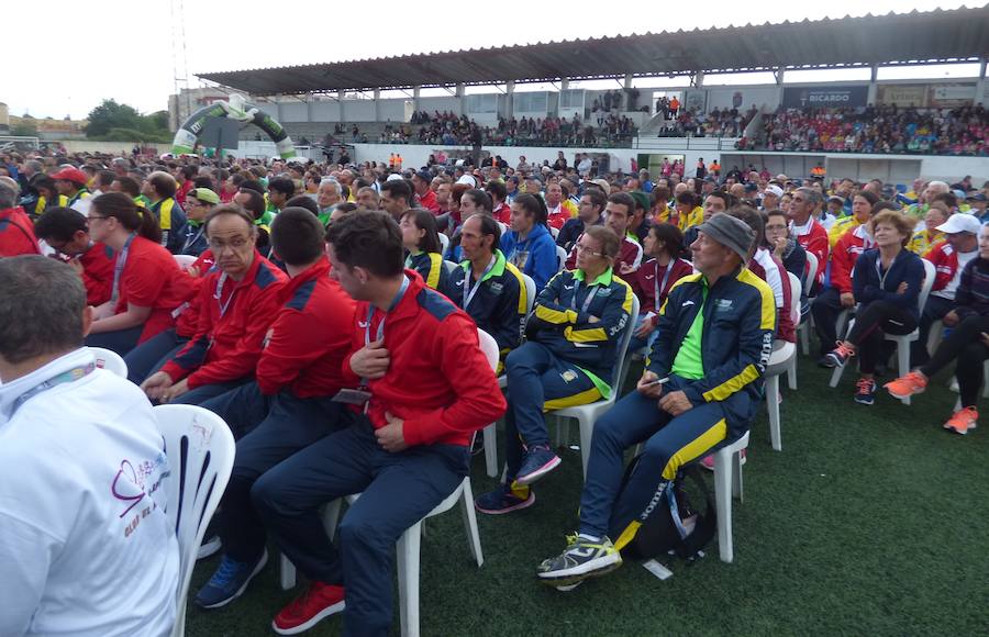 Después de conocer y acomodarse en la que será su residencia hasta el viernes, el pabellón Antonio Jara, y de tomar parte en las primeras actividades programadas, los participantes en la convivencia final de los XXXV Jedes, los Juegos Extremeños del Deporte Especial, se trasladaron al campo municipal de deportes para ser protagonistas de una gala inaugural muy emotiva plena de colorido, música y animación. Al inicio se guardó un minuto de silencio por la mujer que falleció horas antes atropellada por un tren.