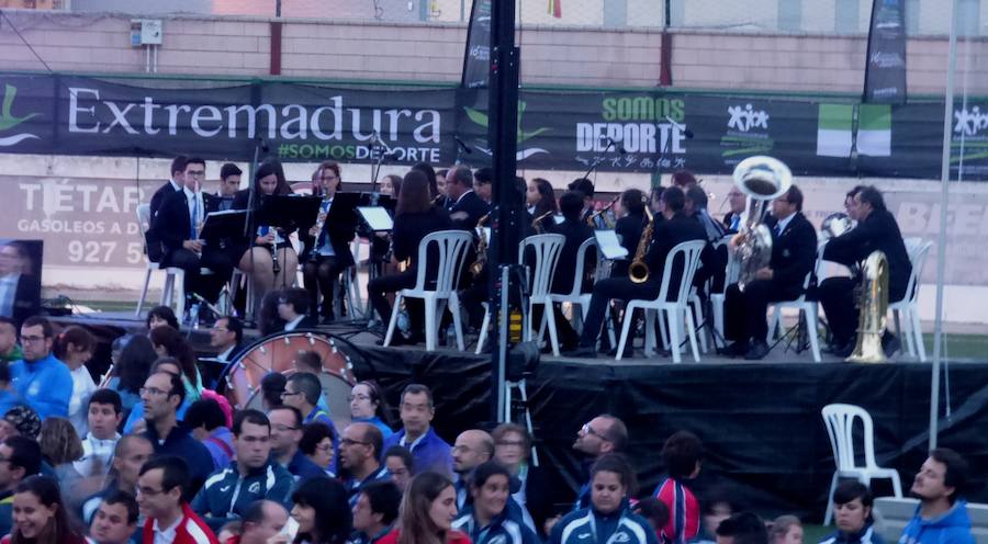 Después de conocer y acomodarse en la que será su residencia hasta el viernes, el pabellón Antonio Jara, y de tomar parte en las primeras actividades programadas, los participantes en la convivencia final de los XXXV Jedes, los Juegos Extremeños del Deporte Especial, se trasladaron al campo municipal de deportes para ser protagonistas de una gala inaugural muy emotiva plena de colorido, música y animación. Al inicio se guardó un minuto de silencio por la mujer que falleció horas antes atropellada por un tren.