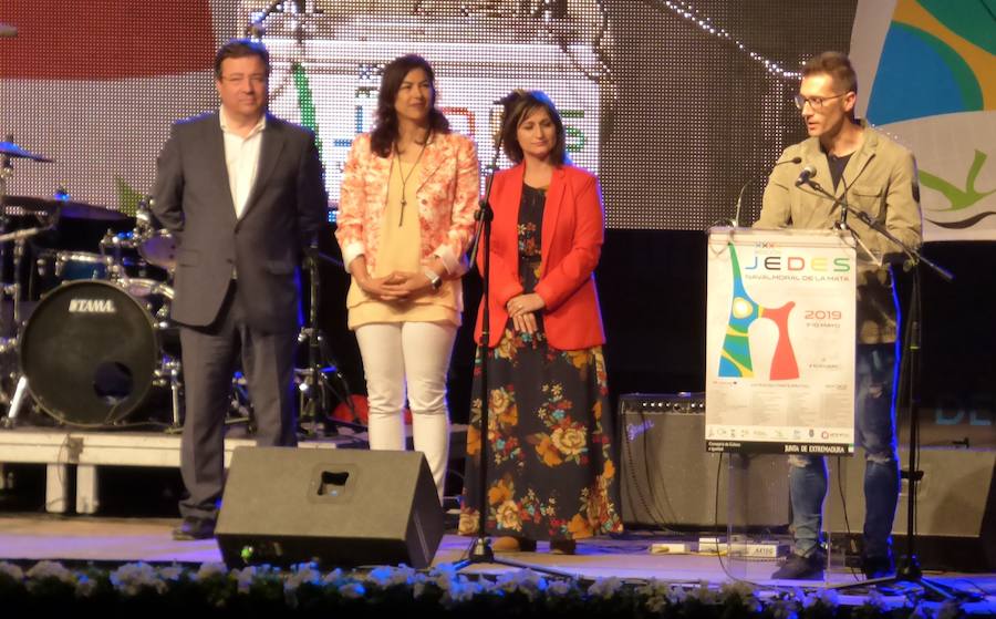 Después de conocer y acomodarse en la que será su residencia hasta el viernes, el pabellón Antonio Jara, y de tomar parte en las primeras actividades programadas, los participantes en la convivencia final de los XXXV Jedes, los Juegos Extremeños del Deporte Especial, se trasladaron al campo municipal de deportes para ser protagonistas de una gala inaugural muy emotiva plena de colorido, música y animación. Al inicio se guardó un minuto de silencio por la mujer que falleció horas antes atropellada por un tren.