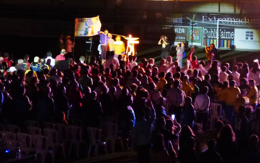 Después de conocer y acomodarse en la que será su residencia hasta el viernes, el pabellón Antonio Jara, y de tomar parte en las primeras actividades programadas, los participantes en la convivencia final de los XXXV Jedes, los Juegos Extremeños del Deporte Especial, se trasladaron al campo municipal de deportes para ser protagonistas de una gala inaugural muy emotiva plena de colorido, música y animación. Al inicio se guardó un minuto de silencio por la mujer que falleció horas antes atropellada por un tren.