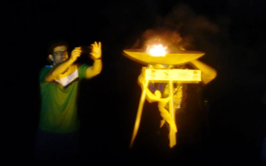 Después de conocer y acomodarse en la que será su residencia hasta el viernes, el pabellón Antonio Jara, y de tomar parte en las primeras actividades programadas, los participantes en la convivencia final de los XXXV Jedes, los Juegos Extremeños del Deporte Especial, se trasladaron al campo municipal de deportes para ser protagonistas de una gala inaugural muy emotiva plena de colorido, música y animación. Al inicio se guardó un minuto de silencio por la mujer que falleció horas antes atropellada por un tren.